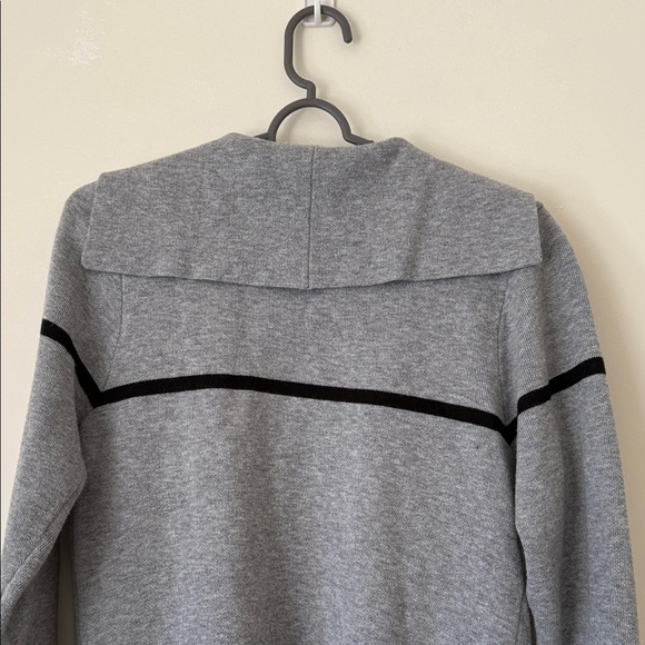 Stylish Gray and Beige Cardigan with Black Accents - Picture 4 of 4